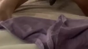 juguete le saca la leche metida dentro de su panza por enorme cantidad de e