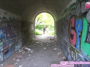 Deutsches normales Mädchen von nebenan mit Brille macht outdoor dreier 2/16