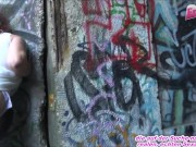 Deutsches normales Mädchen von nebenan mit Brille macht outdoor dreier 7/16