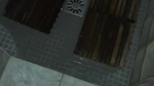 Fils gicle une éjac massive dans la douche pour sa belle mère