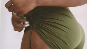 Sexy Ebony Milf Walking Nude In Heels