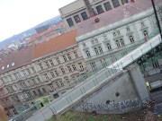 Alexis Crystal im Trenchcoat 7/16