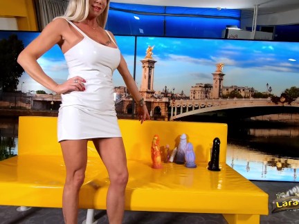 Lara si diverte a mettersi nel culo stretto il nuovo dildo gigante
