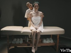 sexy masseuse brengt rondborstige tiener naar een orgasme door te spelen met haar strakke kutje
