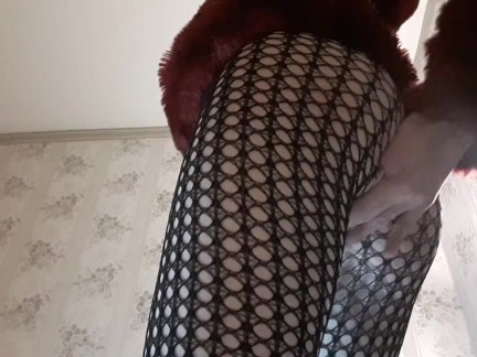 Tracy Naghavi v detailním POV záběru