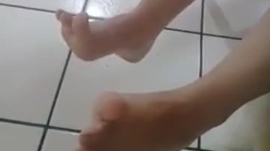 tici feet tici_feet @tici_feet spreading toes and showing my feet