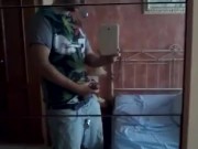 Chico se pajea/masturba hasta correrse