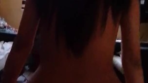 Me hace unos ricos sentones mi novia en la sala de su casa