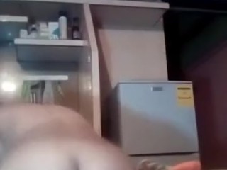 Metiendome una deliciosa zanahoria en mi rajita