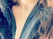 exhib sur une air de repos - branlette de chatte en voiture - pause pipi 1/16