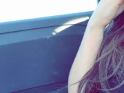 exhib sur une air de repos - branlette de chatte en voiture - pause pipi 11/16