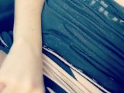 exhib sur une air de repos - branlette de chatte en voiture - pause pipi 4/16