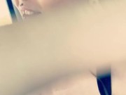 exhib sur une air de repos - branlette de chatte en voiture - pause pipi 5/16