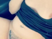 exhib sur une air de repos - branlette de chatte en voiture - pause pipi 6/16