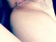 exhib sur une air de repos - branlette de chatte en voiture - pause pipi 8/16