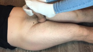 Teen socksjob com belas meias brancas gozada em meias fetiche footjob