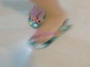 @tici_feet IG tici feet showing feet wearing havaianas