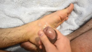 Cumshot on his feet