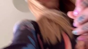 Trans Ashley Roberta mostrando o pauzão e gozando gostoso. 