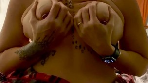 Je caresses mes seins