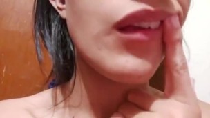 Esta larga lengua la tengo para chupar vergas