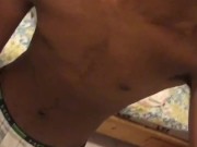 Joven con rico cuerpo se hace una buena paja!!!