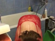 Шлюха мастурбирует и глотает сперму 2/16