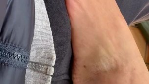 Je le fait bander avec mes petits pieds