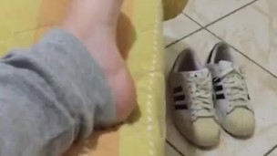 tici_feet @tici_feet IG tici feet my feet with no polish on the bed