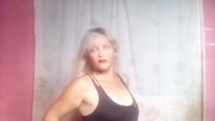 Una vieja madura muy sexy bailando