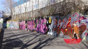 Stridere - Rosario Gallardo passeggia nuda in strada a Milano