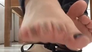 @tici_feet tici feet IG tici_feet spreading toes, black sandal & toenails