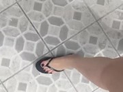 @tici_feet IG tici_feet walking around, black havaianas and toenails