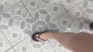 @tici_feet IG tici_feet walking around, black havaianas and toenails