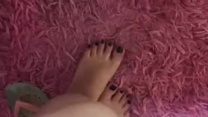@tici_feet IG tici_feet tici feet my feet in pink ground, black toenails