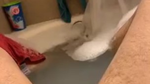Cub jerks it off in the tub