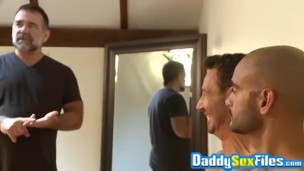 Mature gay guy receives sloppy blowjob before analdrilling