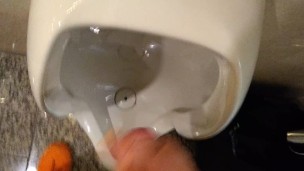 公衆トイレの小便器でオナニー射精