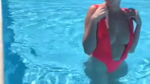 топлесc в бассейне