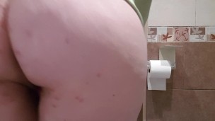 Dildo pequeño y coño jugoso 1