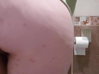 Dildo pequeño y coño jugoso 1