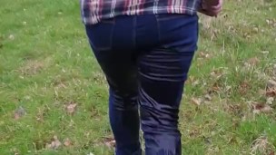Sexy gf casually pees her Jean's while walking today!!