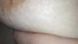 Мой парень облизывает мою грудь, это меня заводит