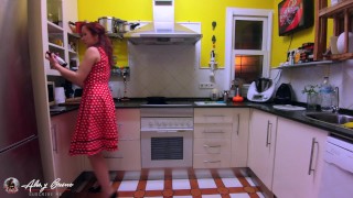 Segundo dia de confinamento na Espanha por coronavírus - garota Pin-up