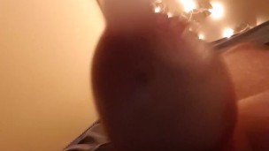 Masturbandome mientras veo porno y me vengo usando condon