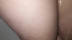 Девушка подмывает киску
