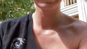 Öffentlich vorm Wohnhaus unterm Röckchen masturbiert und gekommen
