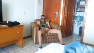 Mi amigo me cacha masturbandome y me graba