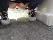 Sie pisst wie ein Hund auf die Strasse 14/16