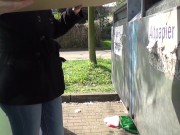 Sie pisst wie ein Hund auf die Strasse 2/16